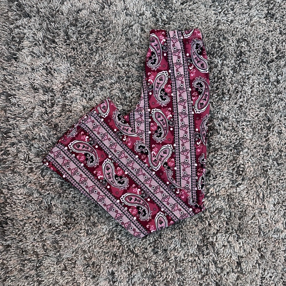 🍠NWOT Paisley Print Leggings